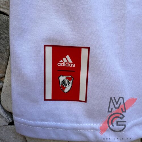 Remera algodón blanca con adidas rojo - Image 3