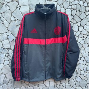 Campera rompe viento negra gris y roja temporada 2023/24