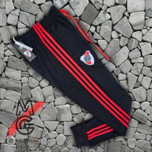 Pantalón negro tiras rojas 2024/25