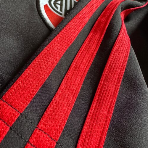 Bermuda negra tiras rojas 2024/25 - Image 2